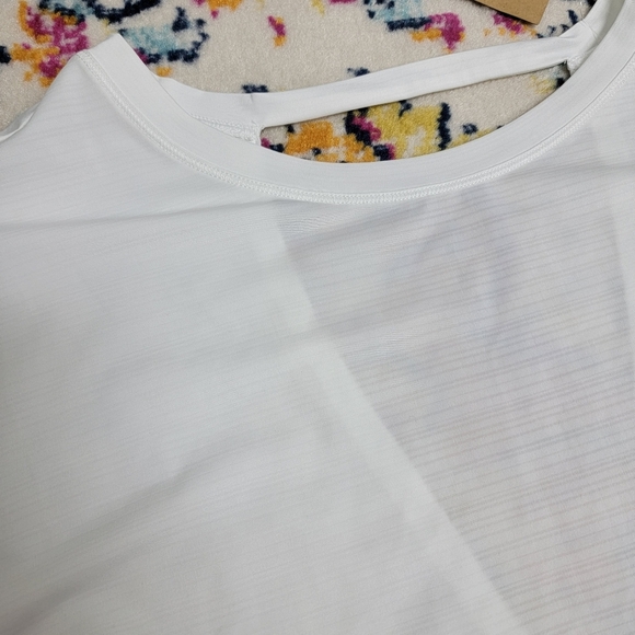 NWT Fabletics Womens White Eco-Conscious Twist Back Short Sleeve Tee Sz 1X Crop - Picture 2 of 10